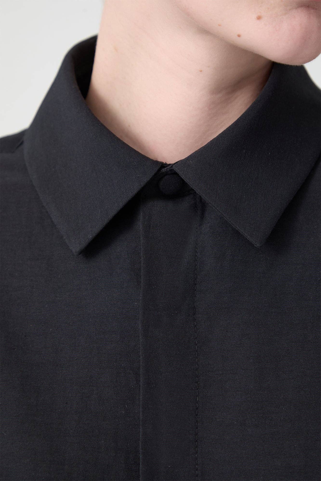 POPLIN SHIRT WITH METAL BUTTON SLEEVES